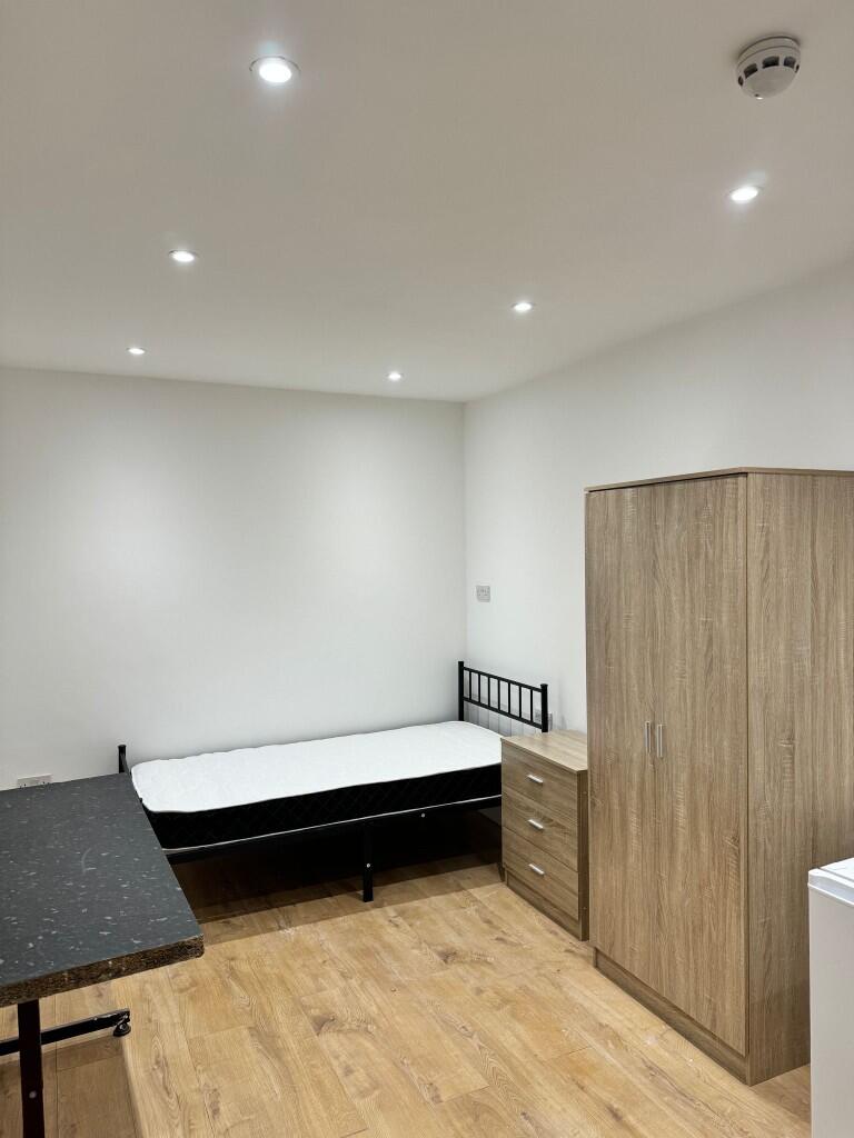 98 North Circular Road, London, NW10 photo 3