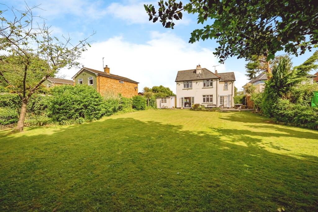 3-bed detached on Eastfield Road, Burnham Village, Burnham, £700,000