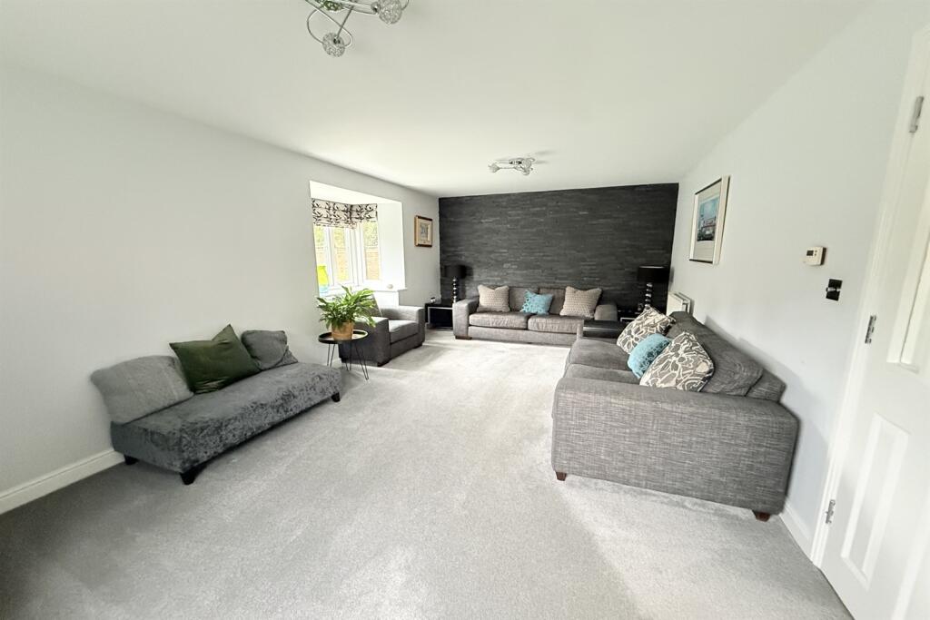 House in Warrington, Chapelford, Great Sankey - More