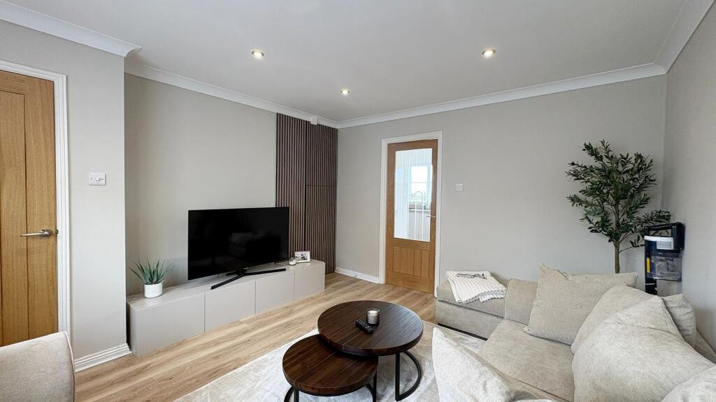 House in Torquay, Torbay - More