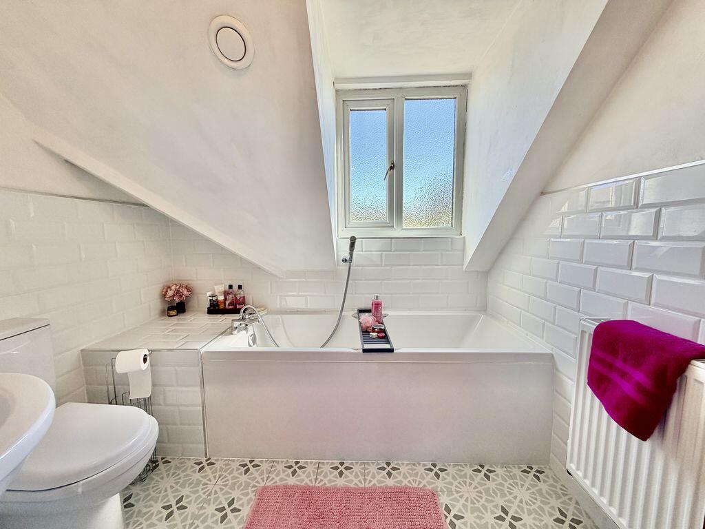 House in Loudwater, Chepping Wycombe - View 3