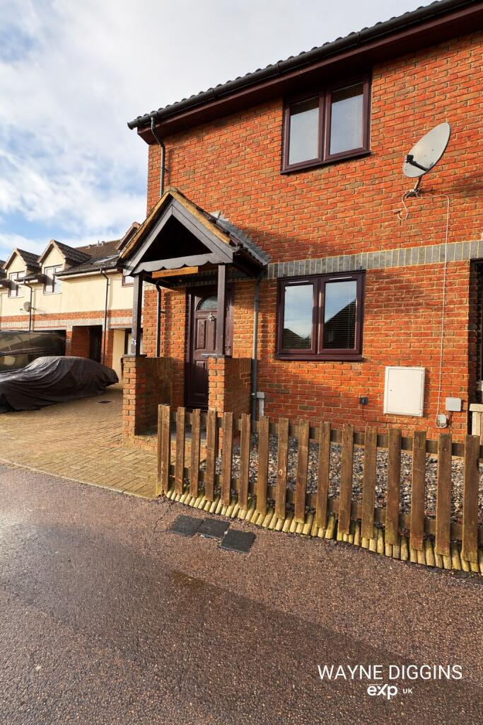 Main image of property: Park Lane, Broome Place, Aveley, South Ockendon, RM15 4DQ