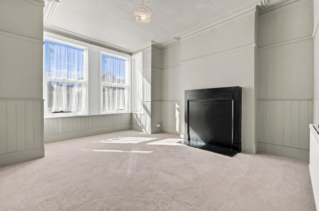 Apartment in Southend-on-Sea - View 2