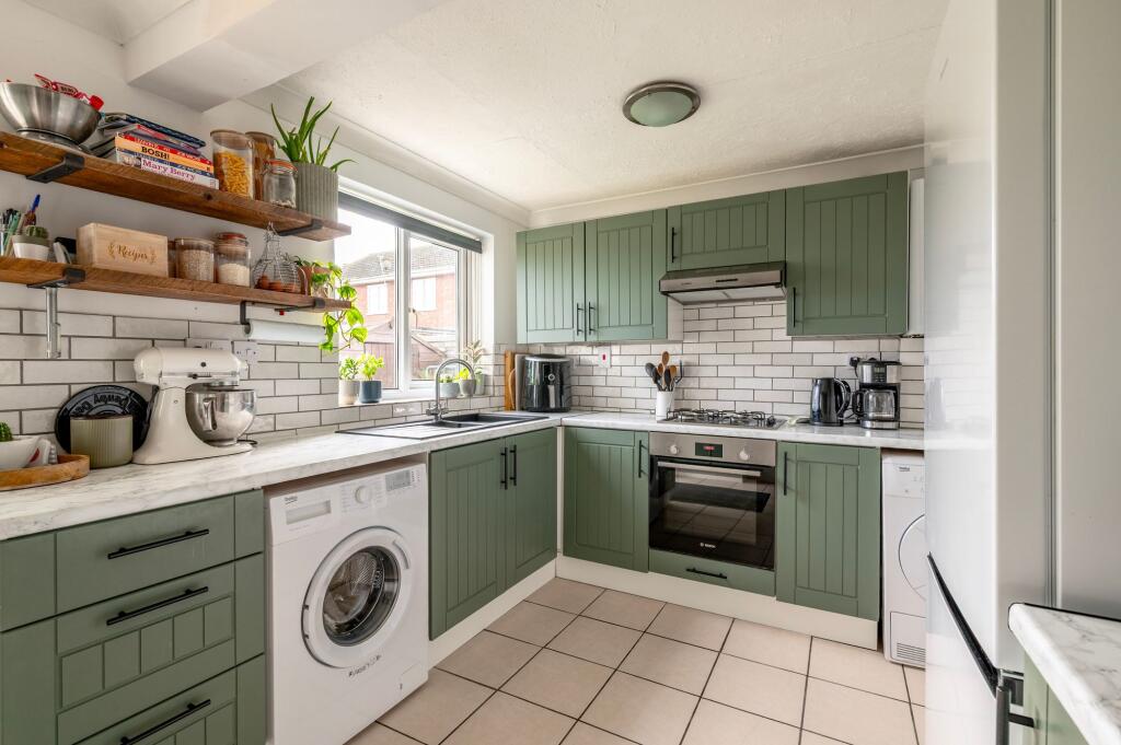3-bed terraced on Peregrine Way, Kessingland, £210,000