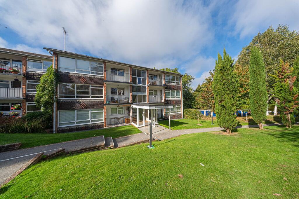 2-bed flat on Paddockhall Road, Haywards Heath, RH16, £260,000
