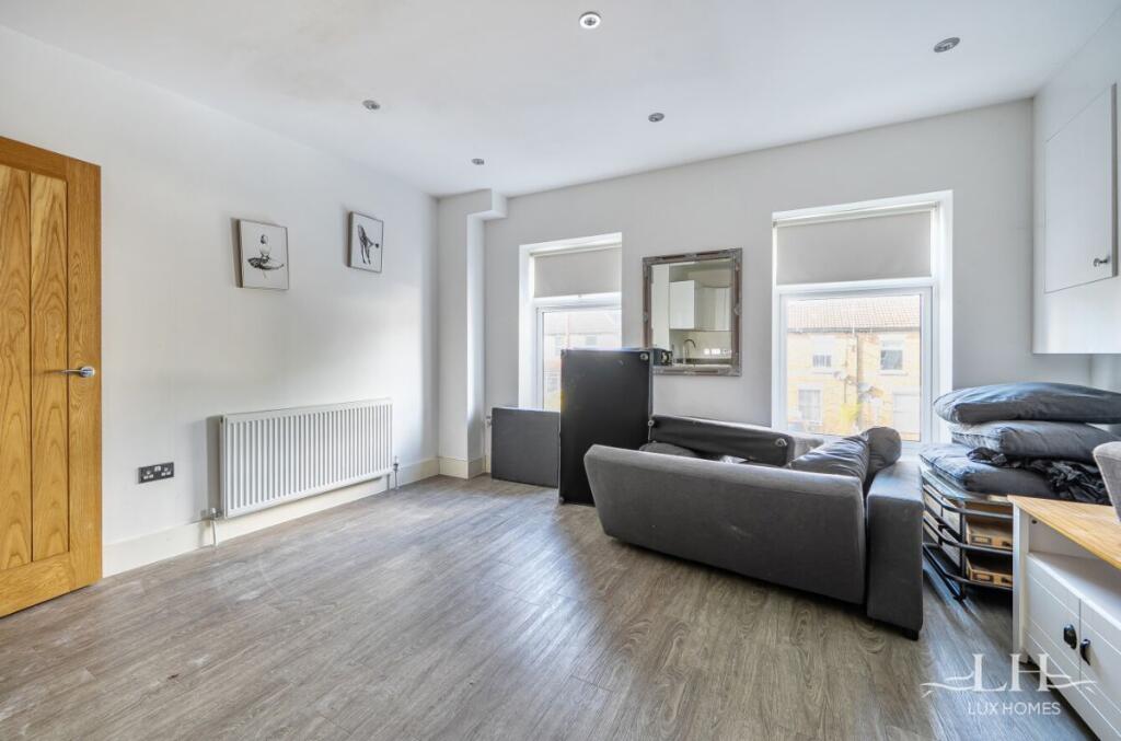 2-bed flat on Crescent Road, Brentwood, £325,000