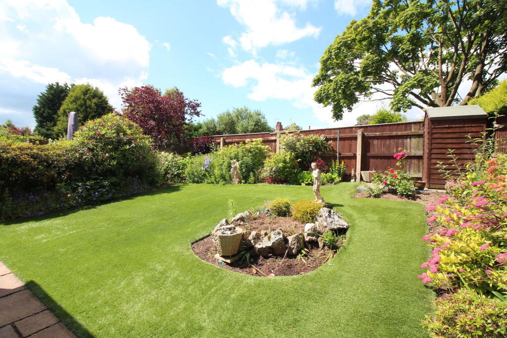 KINGSWINFORD, Ambrose Crescent photo 2