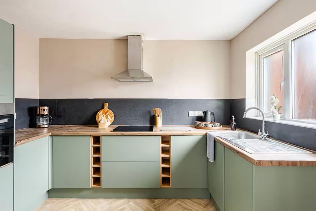 Apartment in Southend-on-Sea - More