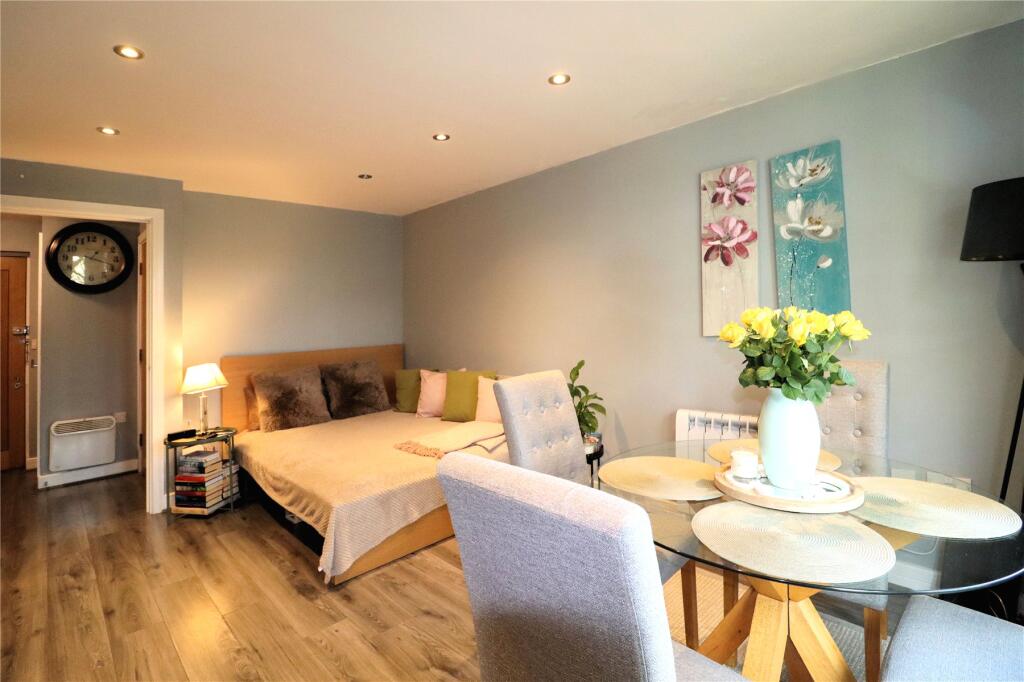 Apartment in Woking, Sheerwater - View 4
