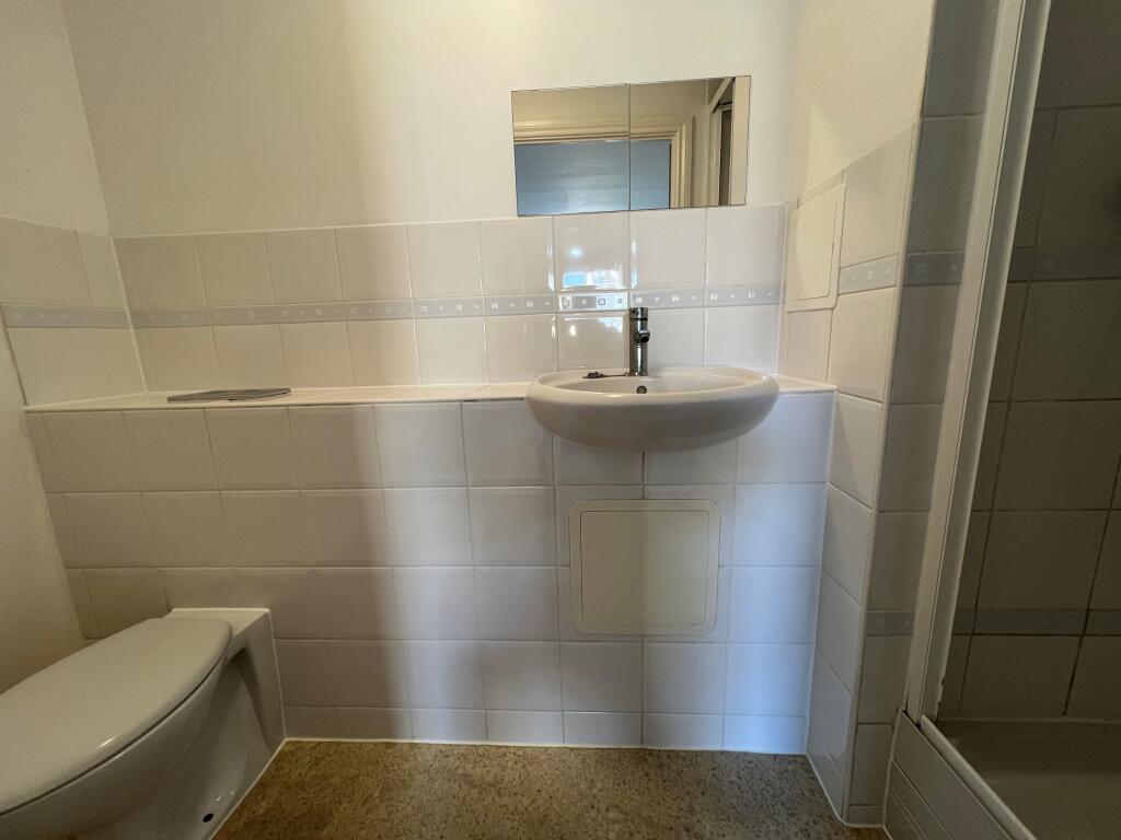 Apartment in Crawley, Three Bridges - View 4