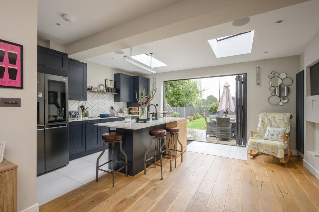 House in New Malden, West Barnes - More