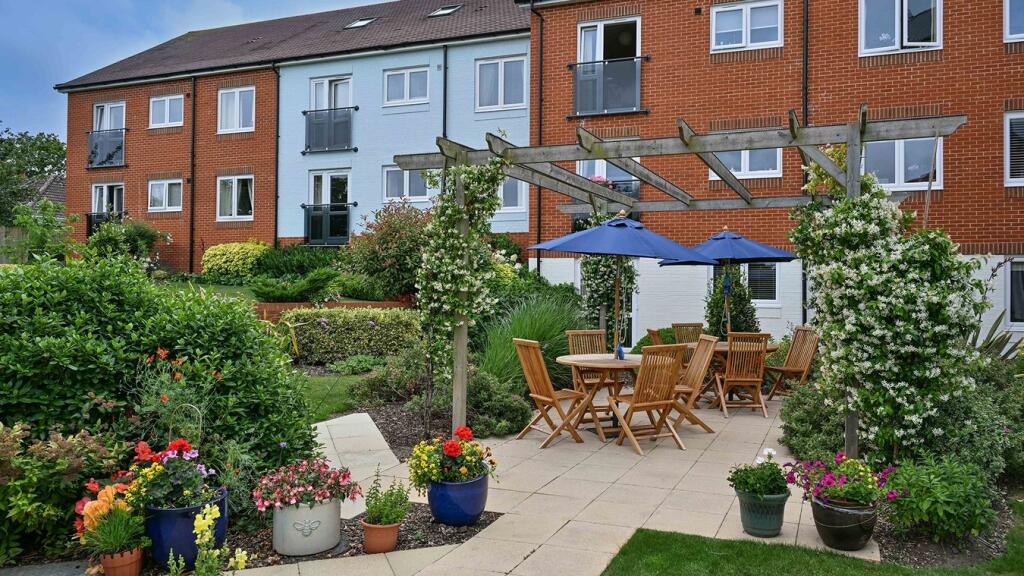 North Close, Lymington, SO41 photo 2