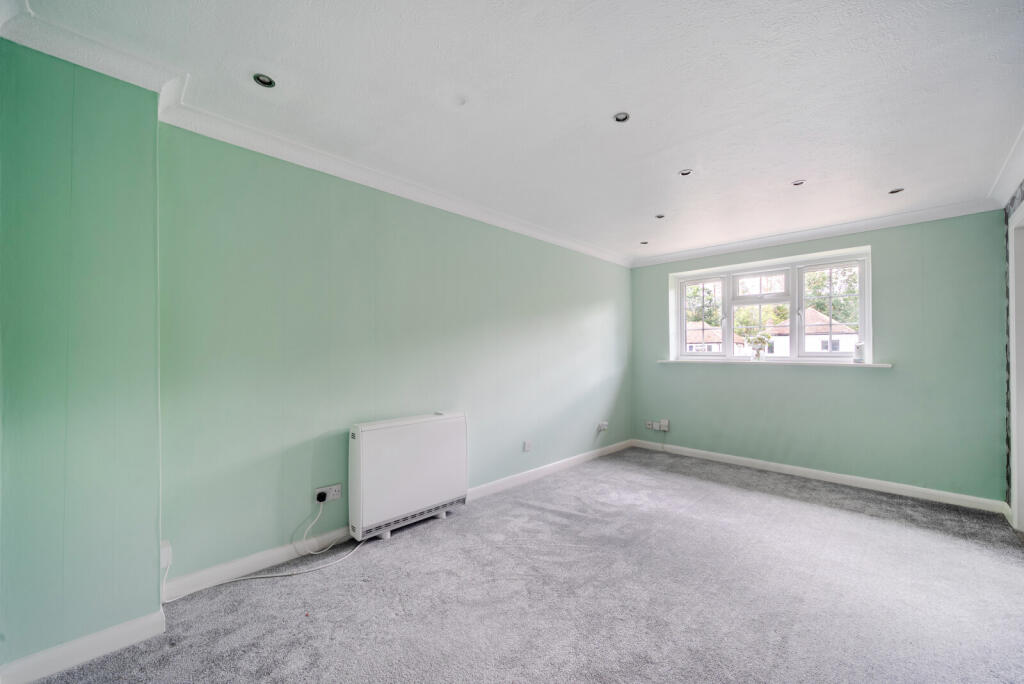 Apartment in Runnymede, Addlestone - View 4