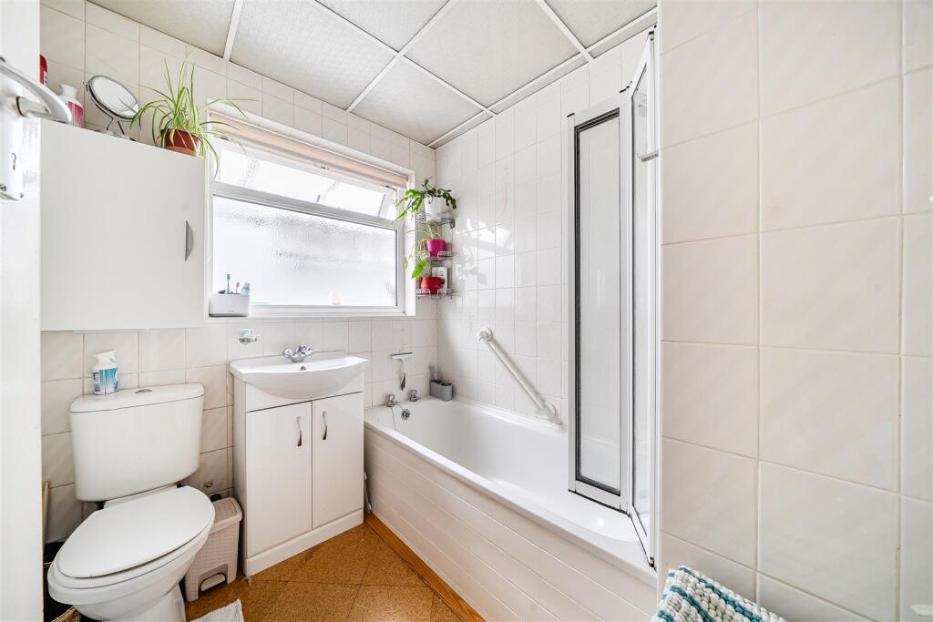 Hillrise Avenue, Watford photo 4