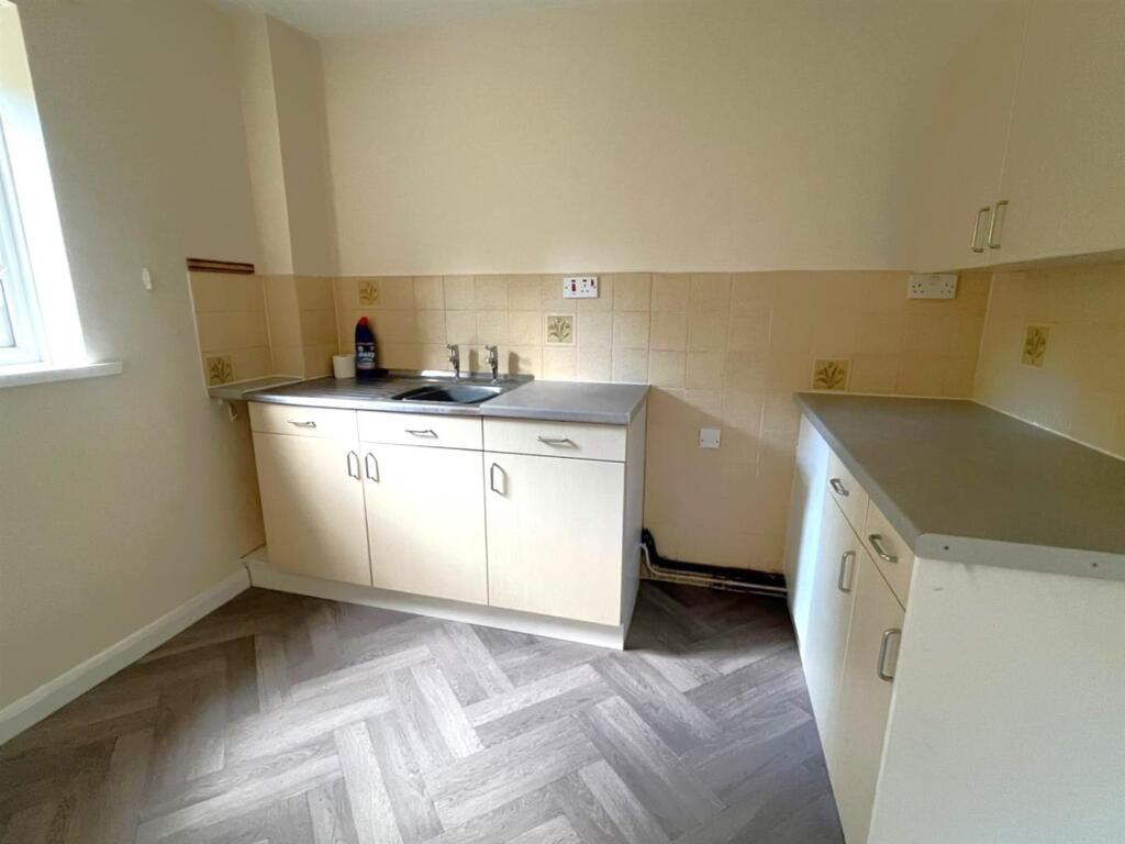 Apartment in Rushmoor, East End, North Town - View 3