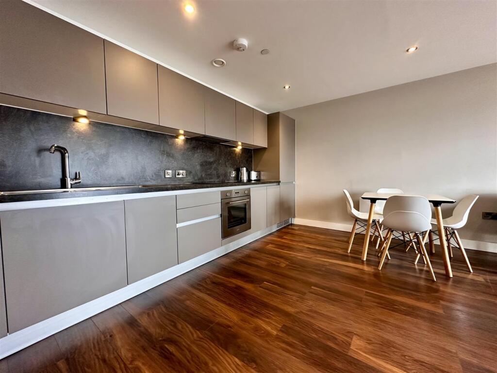 Apartment in Salford, Greater Manchester - View 5