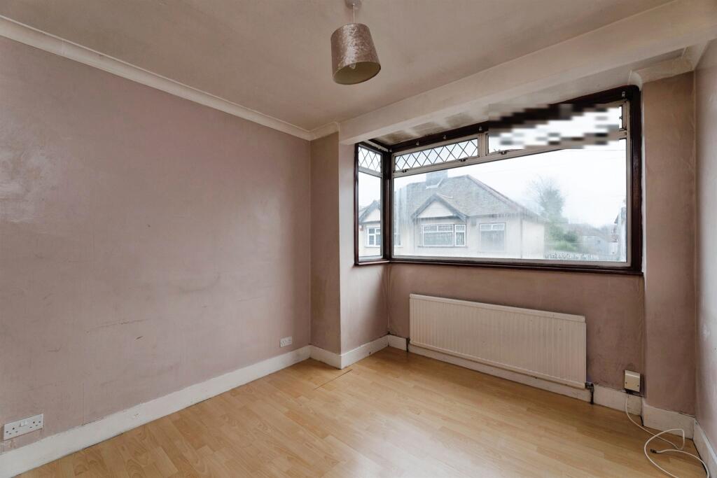 House in Barking, Thames View - More