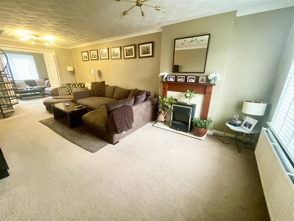 Lambert Close, Freshbrook, Swindon photo 2