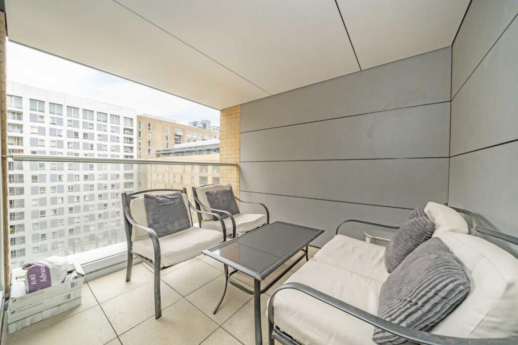 Apartment in London, St John's Estate, Isle of Dogs - View 2
