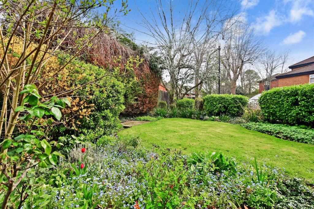 1-bed flat on Chatsworth Place, Mitcham, Surrey, £80,000