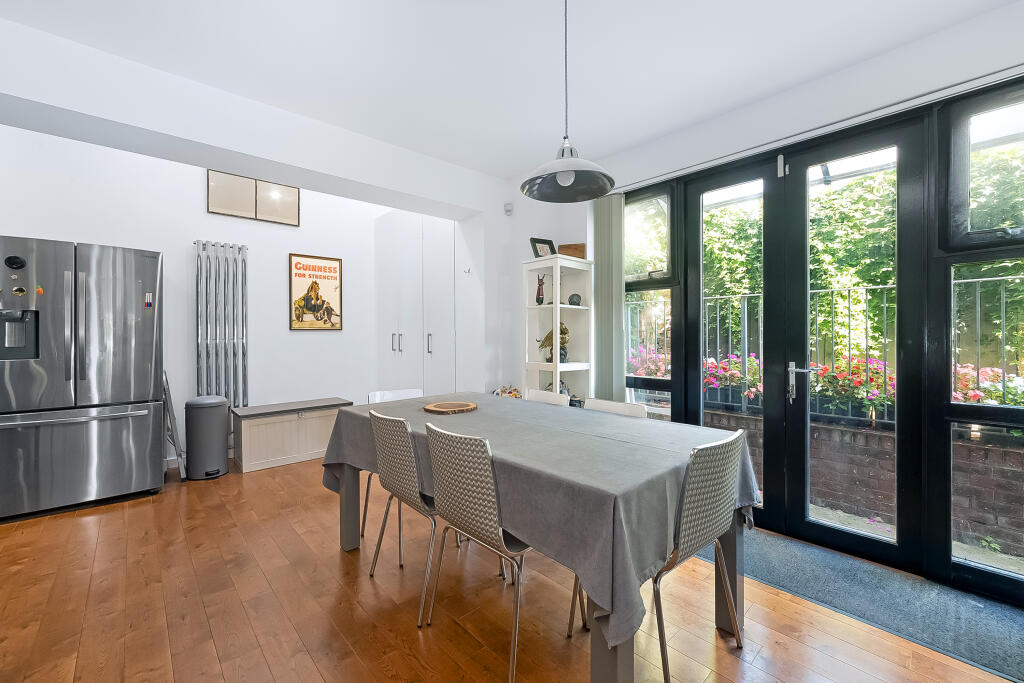 House in London - View 2