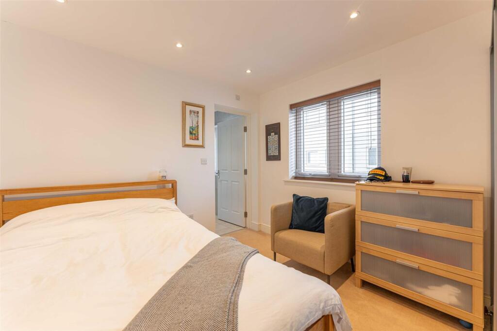 Apartment in Warwick, Emscote - More