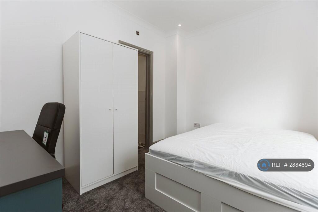 6 bedroom semi-detached house for rent