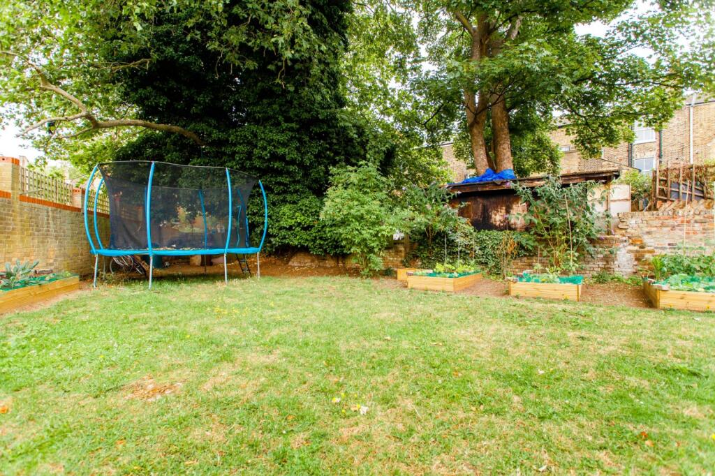 Apartment in London, Victoria Park Village, Hackney - More