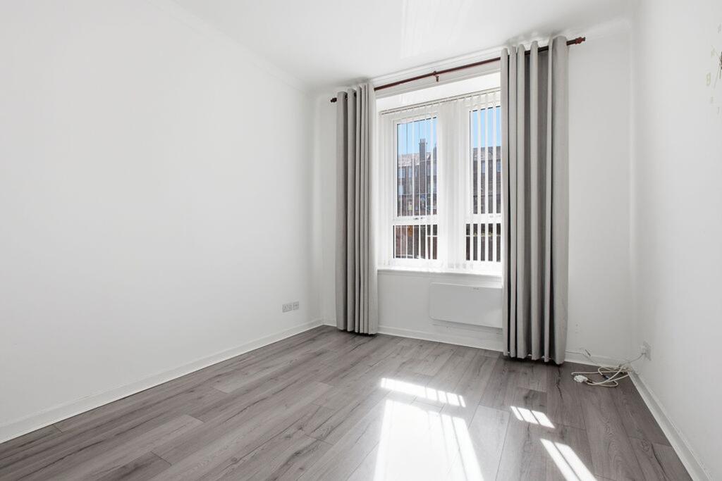 Apartment in Paisley, Renfrewshire - View 3