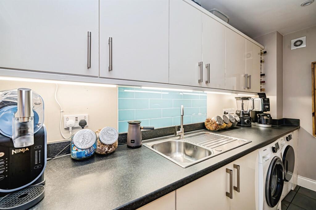 House in Slough, Burnham - View 4