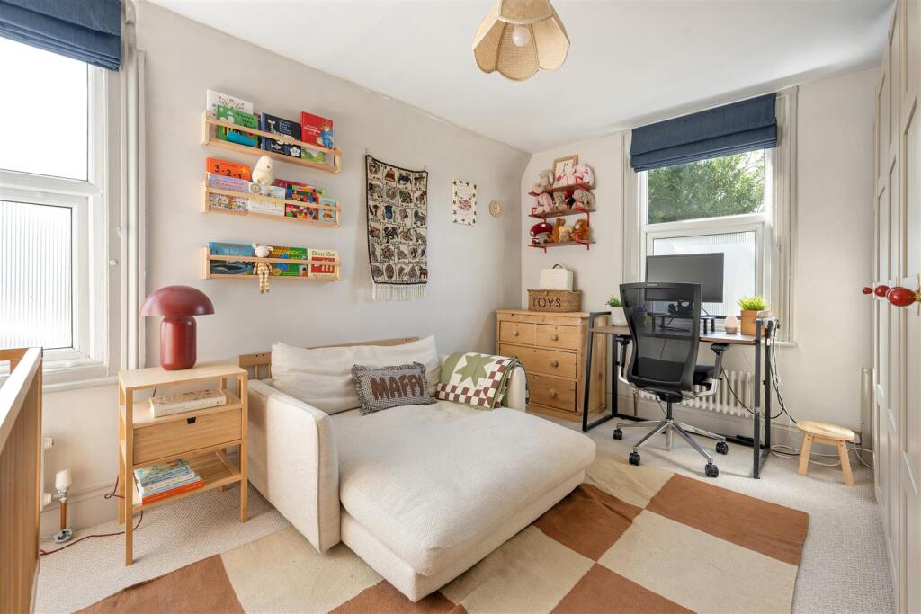 Apartment in London, Wood Street, Hale End - View 5