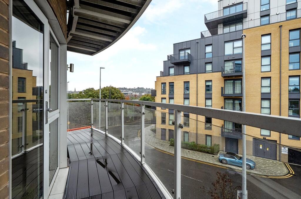 Apartment in Guildford, Surrey - View 4