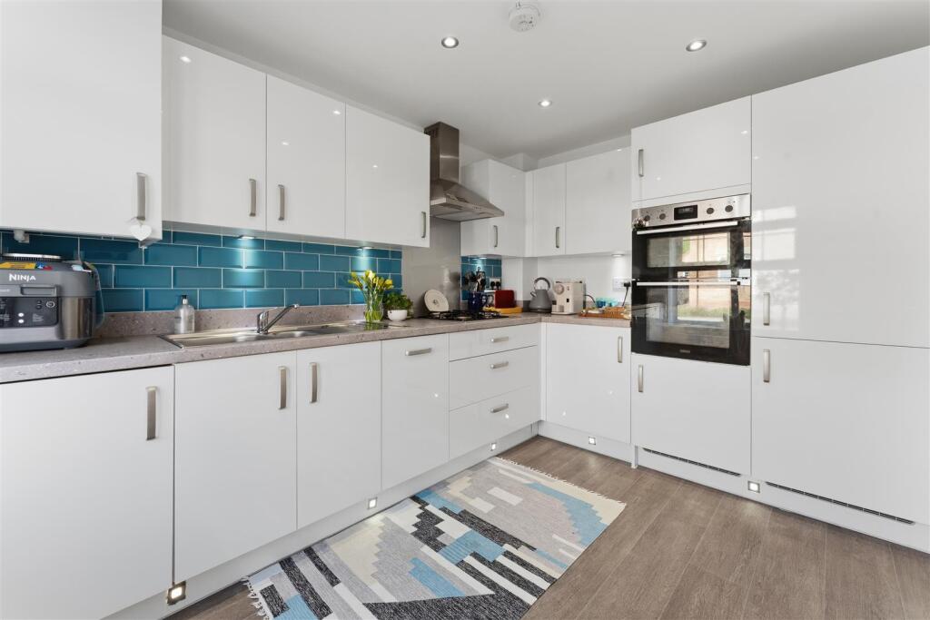 House in Kettering, Hanwood Park - View 2