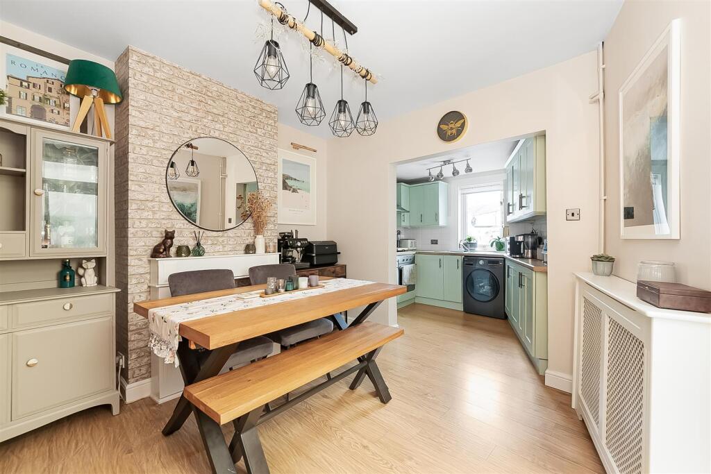 House in Croydon - View 4