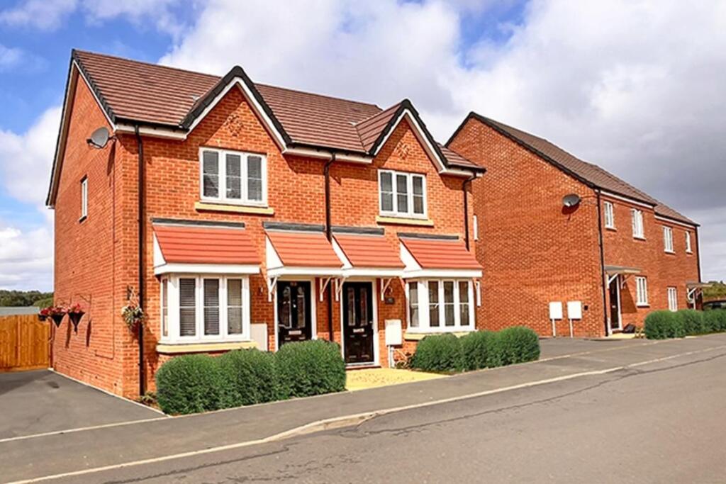 Main image of property: Northampton Road,
Kettering,
Northamptonshire,
NN15 7FF