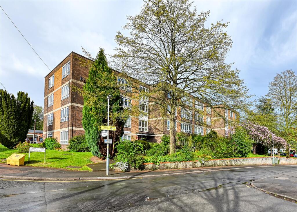 3-bed flat on 33 Upper Street, Tettenhall, Wolverhampton, WV6 8QF, £185,000
