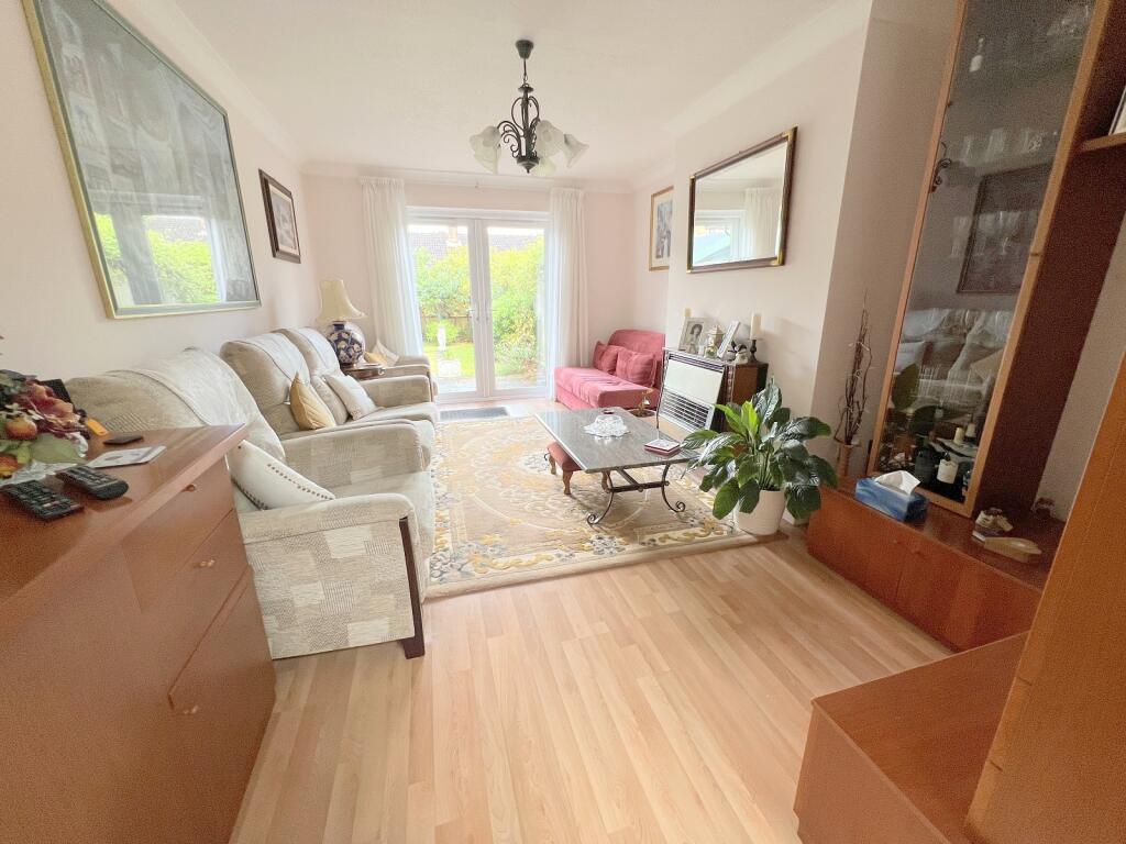 Inglewood Drive, New Milton, Hampshire. BH25 6TT photo 3