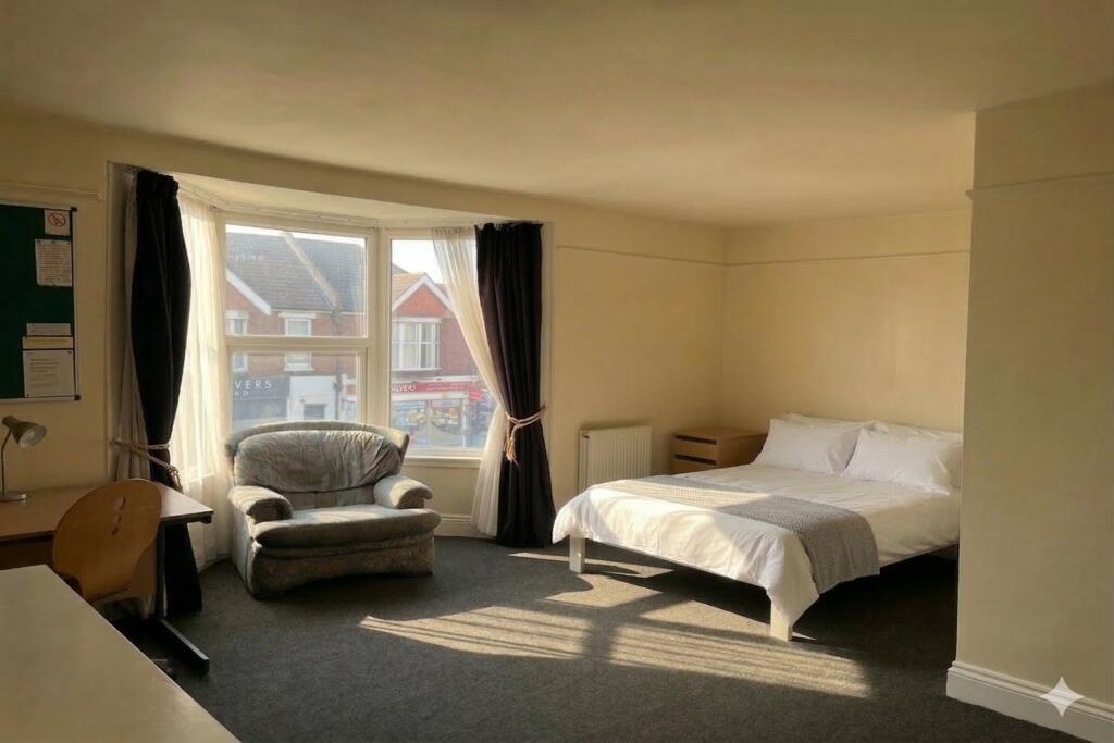 House in Bournemouth, Winton - More