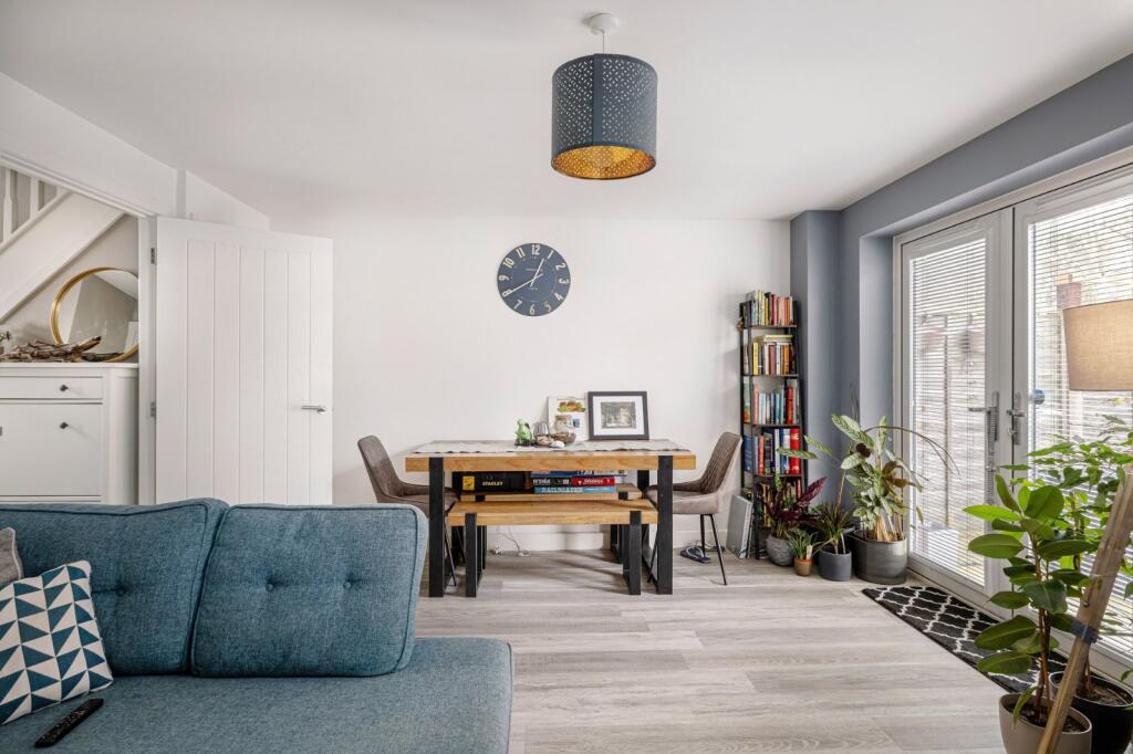 Violet Close, Stansted, Essex, CM24 photo 4