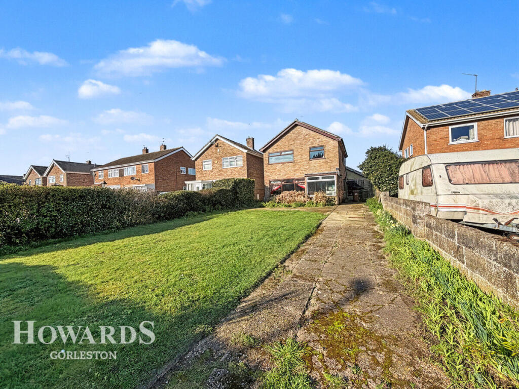 3-bed detached on Station Road South, Belton, £260,000