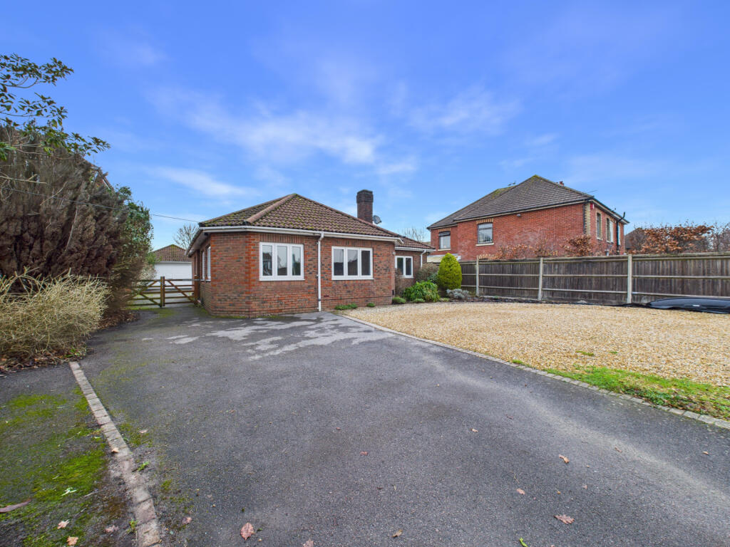 Main image of property: Warsash Road, Warsash SO31 9HU