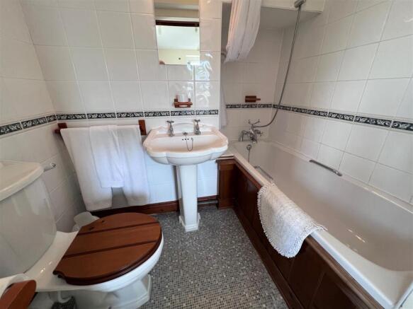 Bathroom 2.jpg