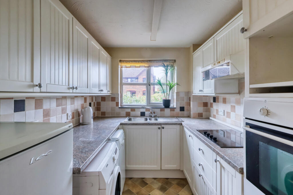 Apartment in Hemel Hempstead - View 3