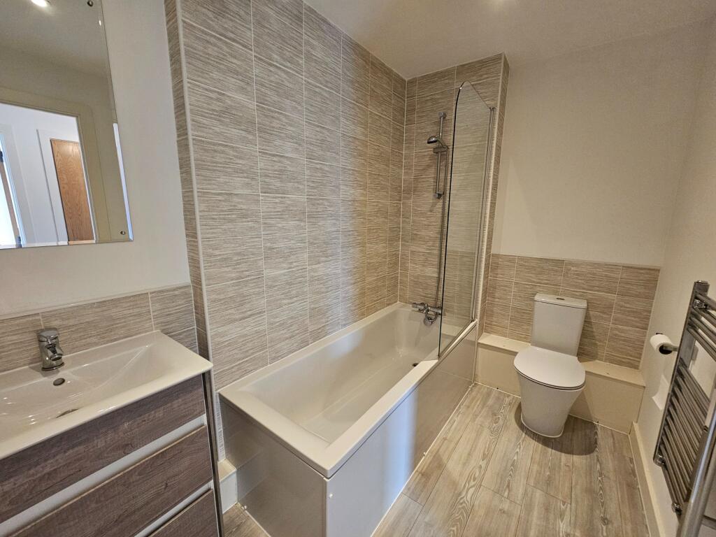 Apartment in Salford, Greater Manchester - View 3