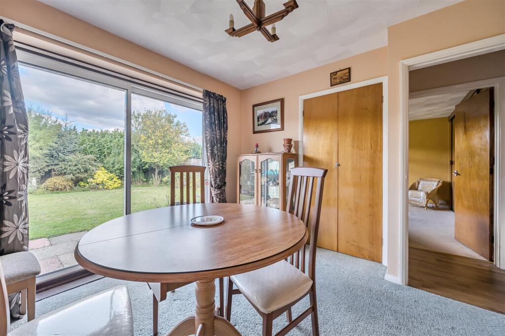 Willant Close, White Waltham, Maidenhead, SL6 photo 4