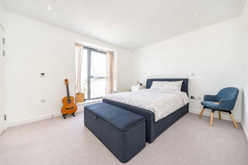 Apartment in London, Green Man Estate, Hanwell - View 4