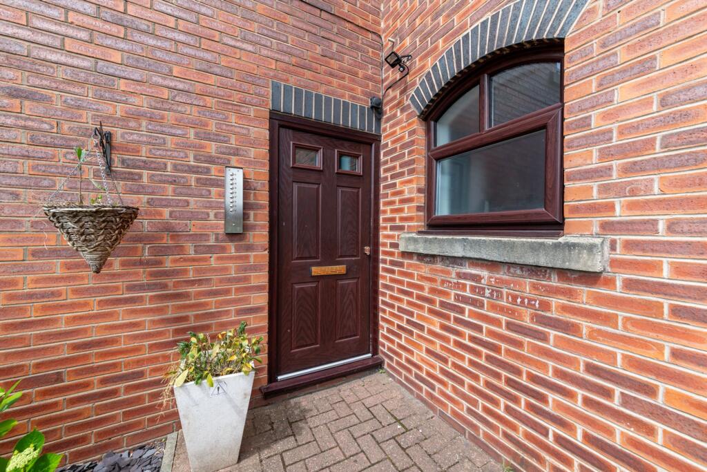 Apartment in Ellesmere Port, Wolverham - View 2