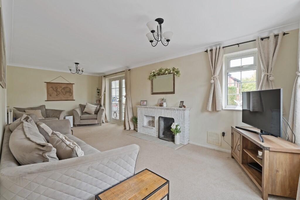 Lucerne Gardens, Hedge End, SO30 photo 3