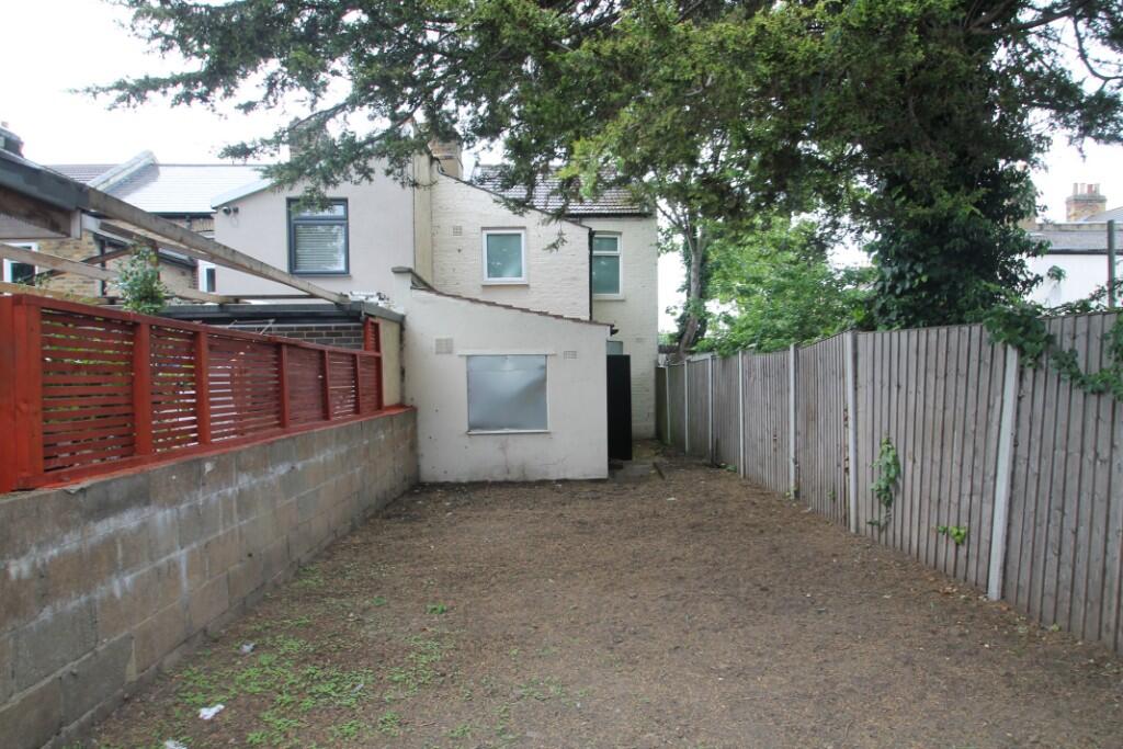 3 bedroom end of terrace house for rent