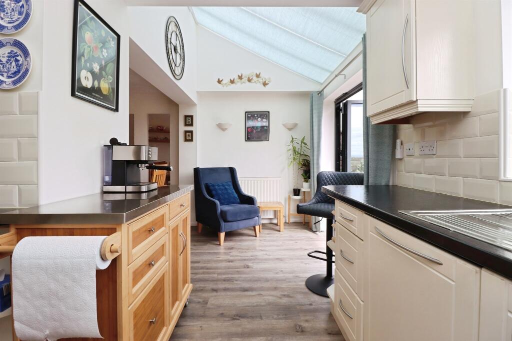 House in Rothwell, North Northamptonshire - More